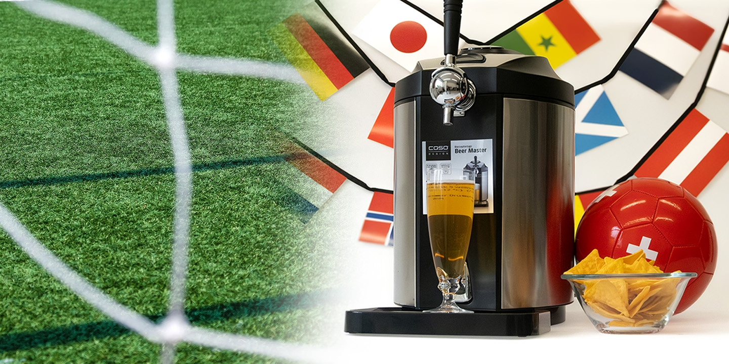Bierkühler mit Fußball und Flaggen, Fußballfeld im Hintergrund
