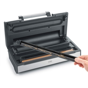 Eine Hand hält eine Dichtungsschiene über einem Vakuumiergerät.
