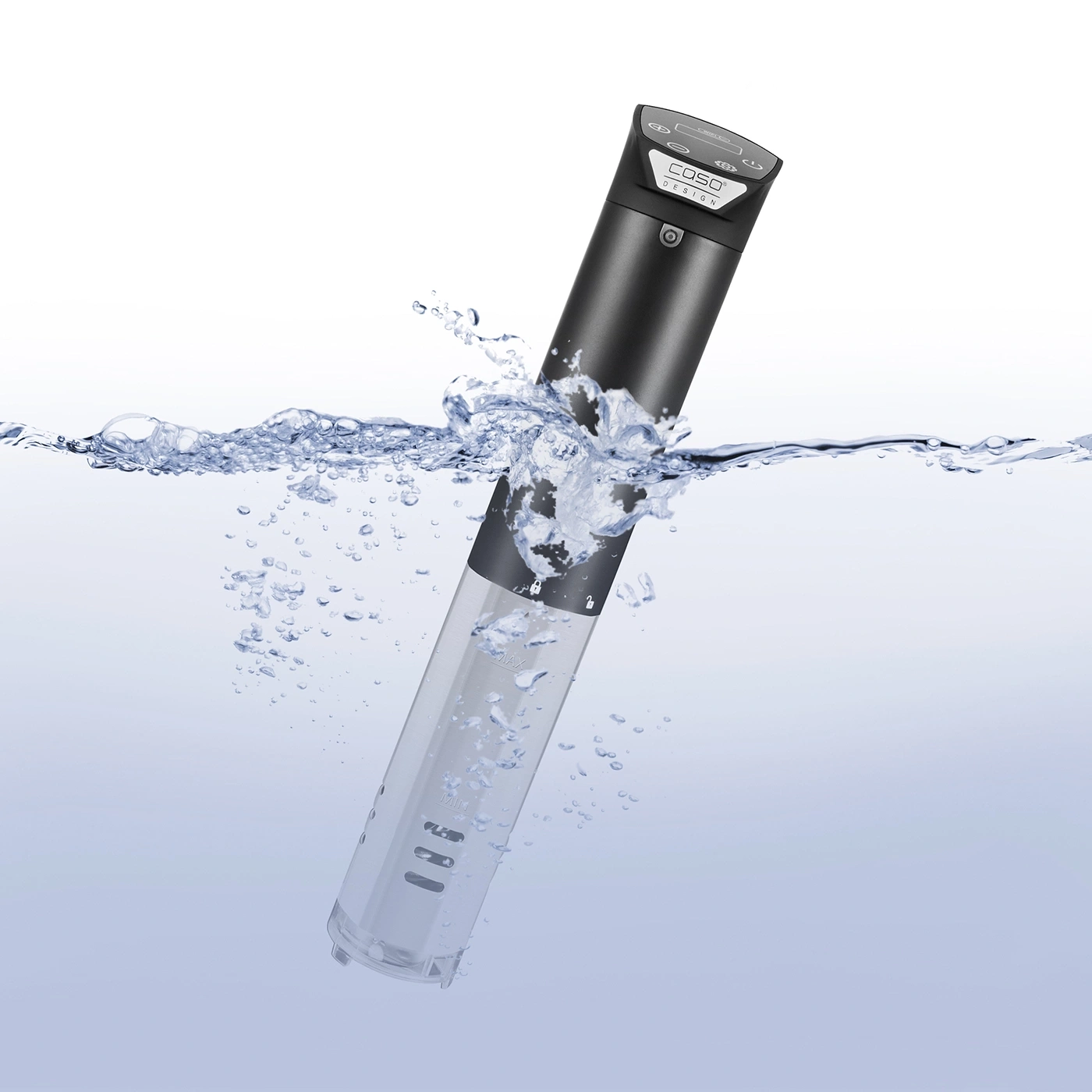 Ein Sous-Vide-Garer taucht in Wasser ein, mit Spritzern und Blasen.