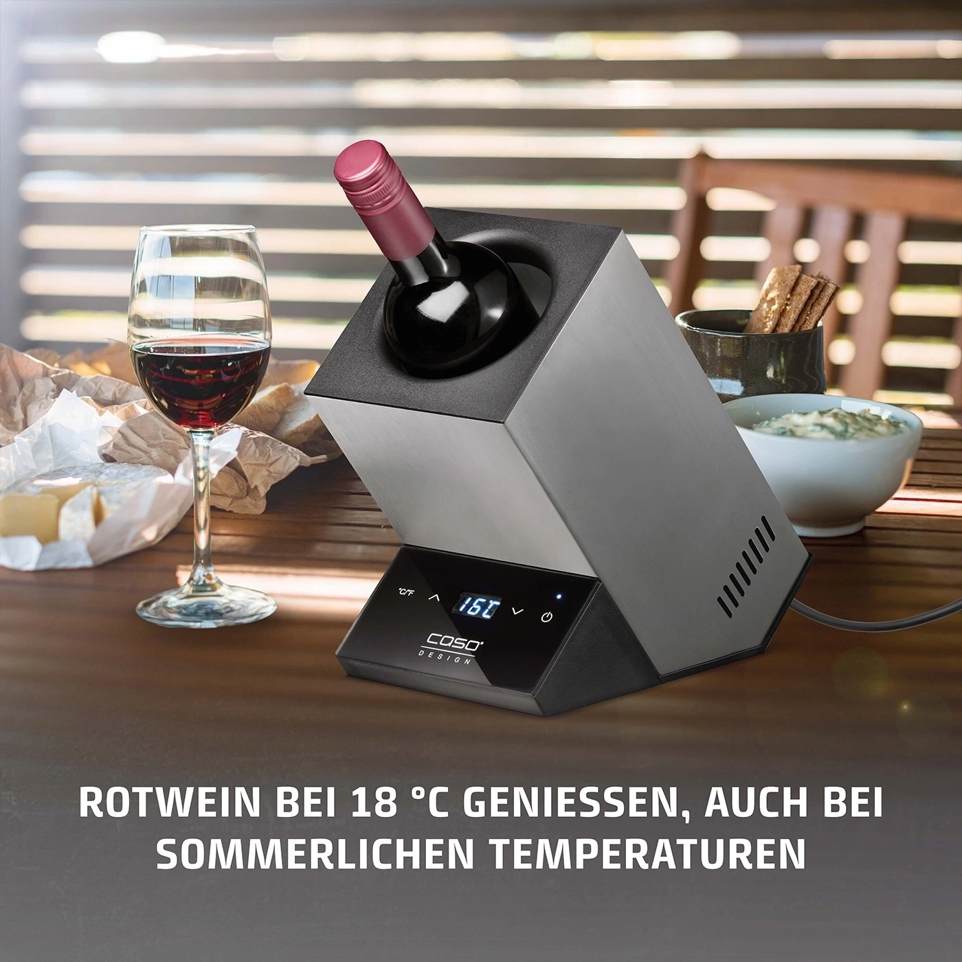 Refroidisseur de vin avec écran numérique sur table avec vin rouge