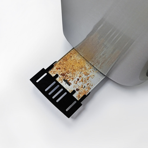 Nahaufnahme eines Toasters mit Krümeln und einem schwarzen Auffangbehälter.