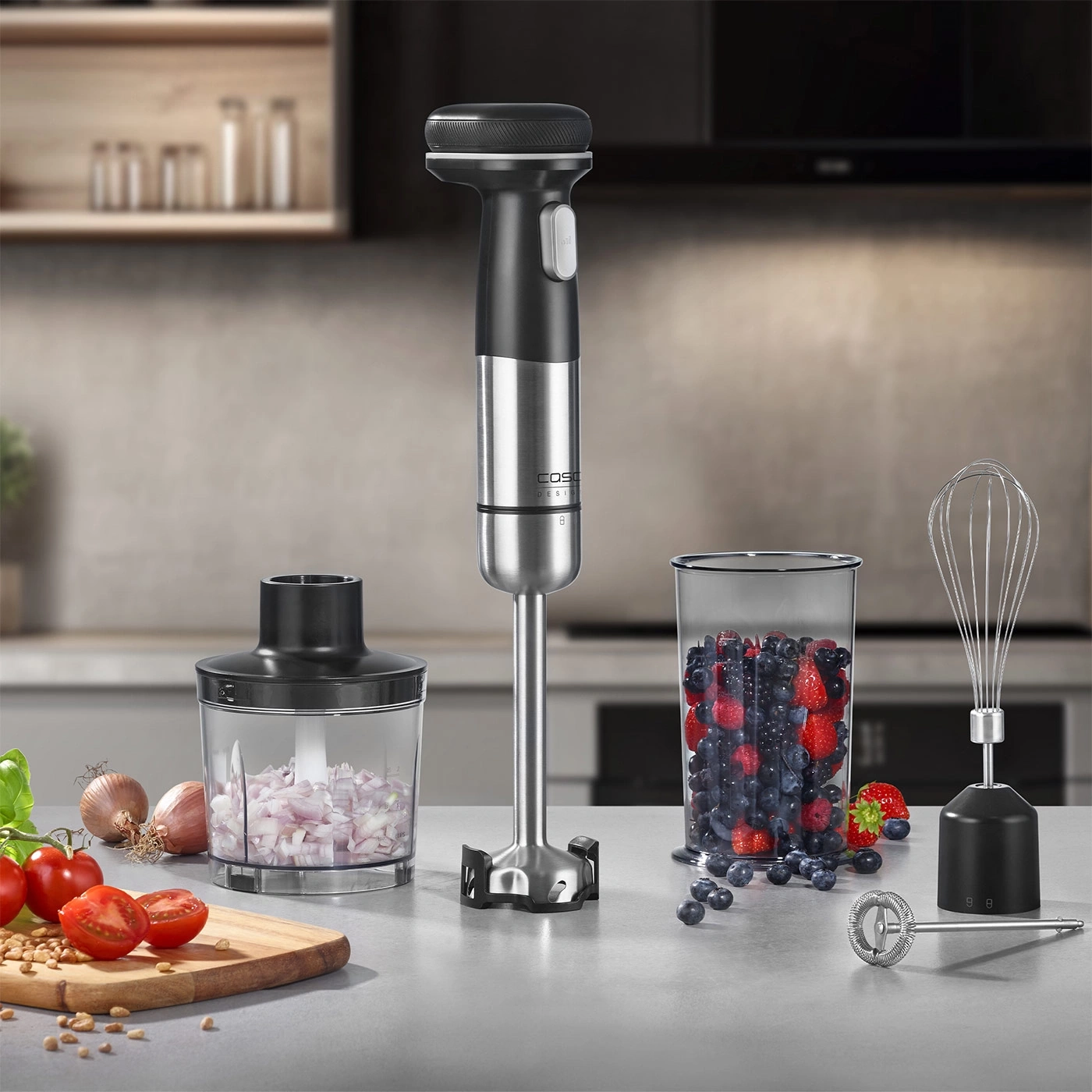 Appareil de cuisine avec accessoires, fruits et légumes sur un comptoir