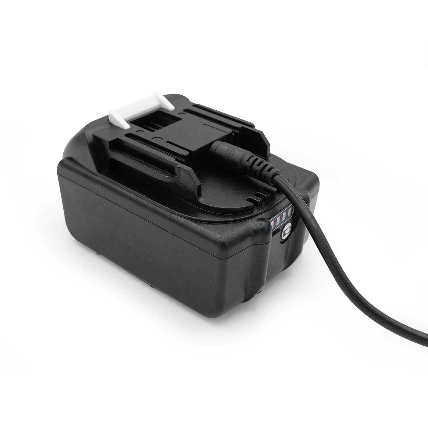 Schwarzer Akku mit Kabel, Stecker, Ladestandsanzeige, weißem Element, isoliert