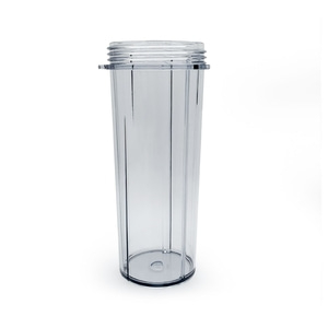 Transparenter Becher mit Gewinde und vertikalen Linien auf weißem Hintergrund