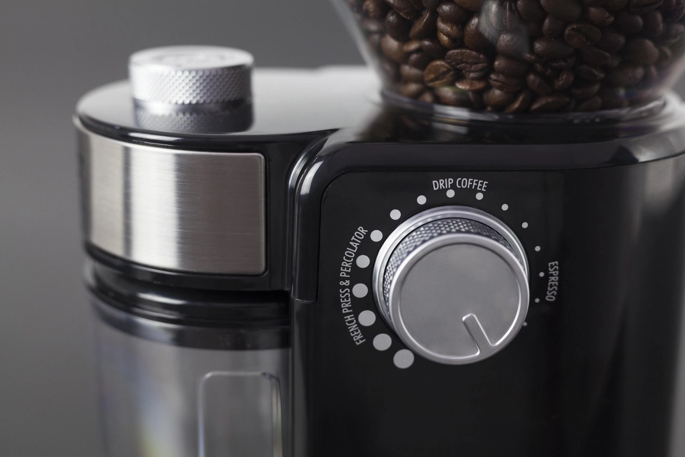 Moulin à café avec un cadran pour différentes méthodes de préparation du café et grains de café
