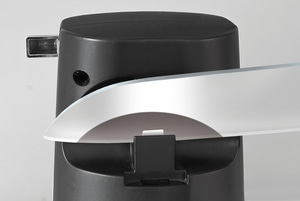 Schwarzes Objekt mit weißem Element, das sich über dem Objekt befindet, Nahaufnahme