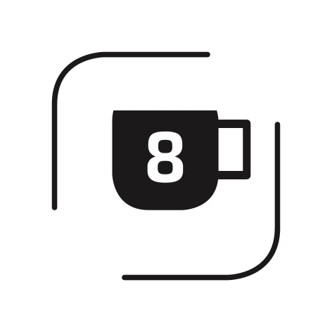 Kaffeetasse mit der Zahl 8 in einem schwarzen Quadrat