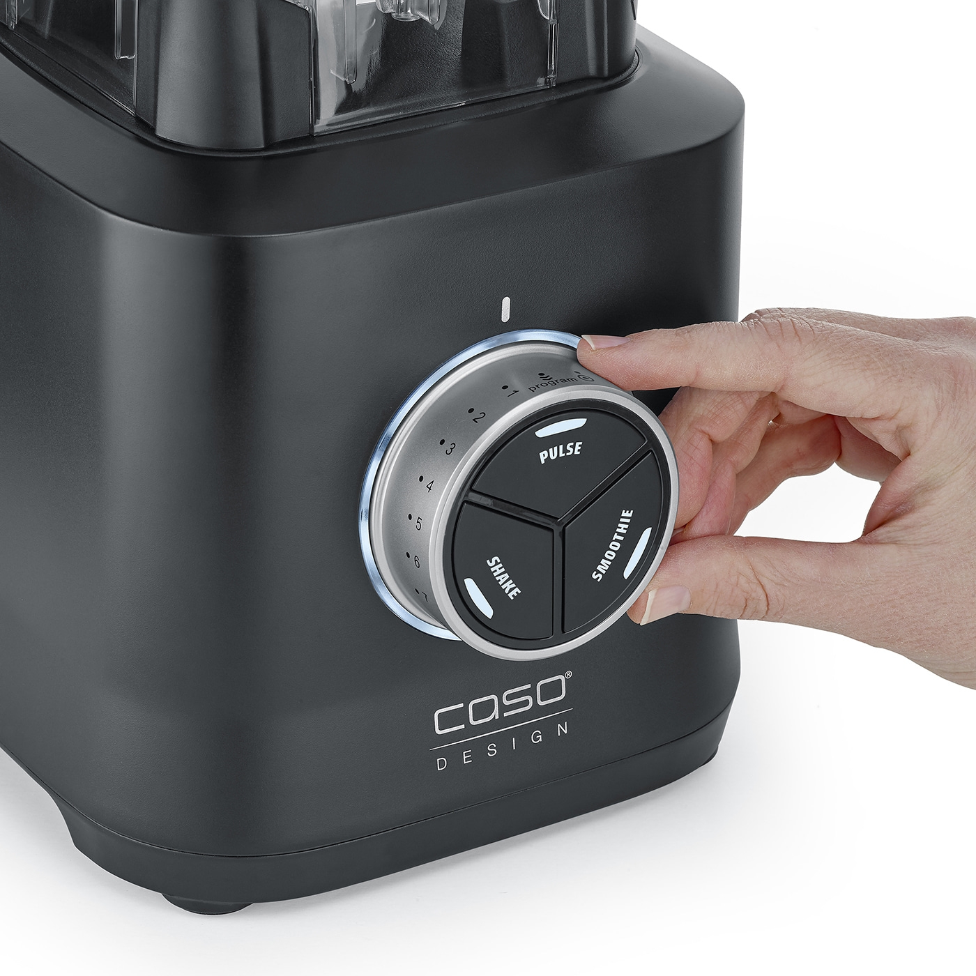 Schwarzer Mixer mit Bedienfeld, Hand dreht Knopf, Optionen: Pulse, Shake, Smoothie.