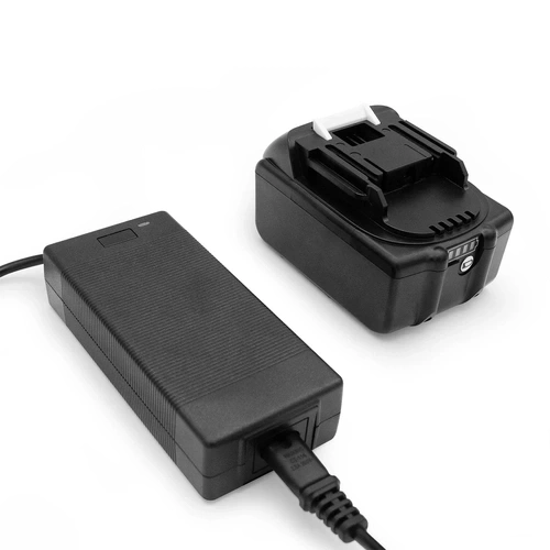 Ein schwarzes Ladegerät und ein Akku für Elektrowerkzeuge.