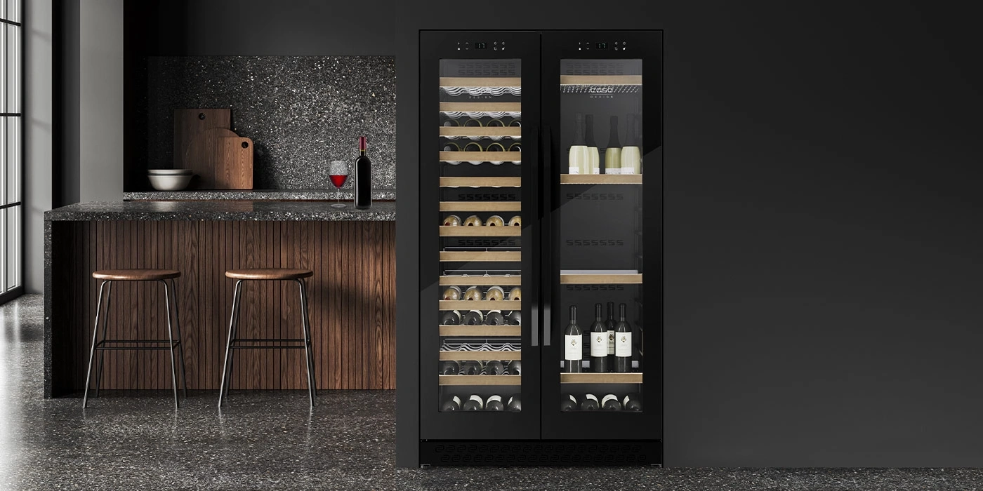 Ein moderner Weinkühlschrank mit zwei Türen und vielen Flaschen.