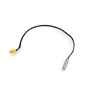 Temperatursensor mit gelbem Stecker und schwarzem Kabel auf weißem Hintergrund