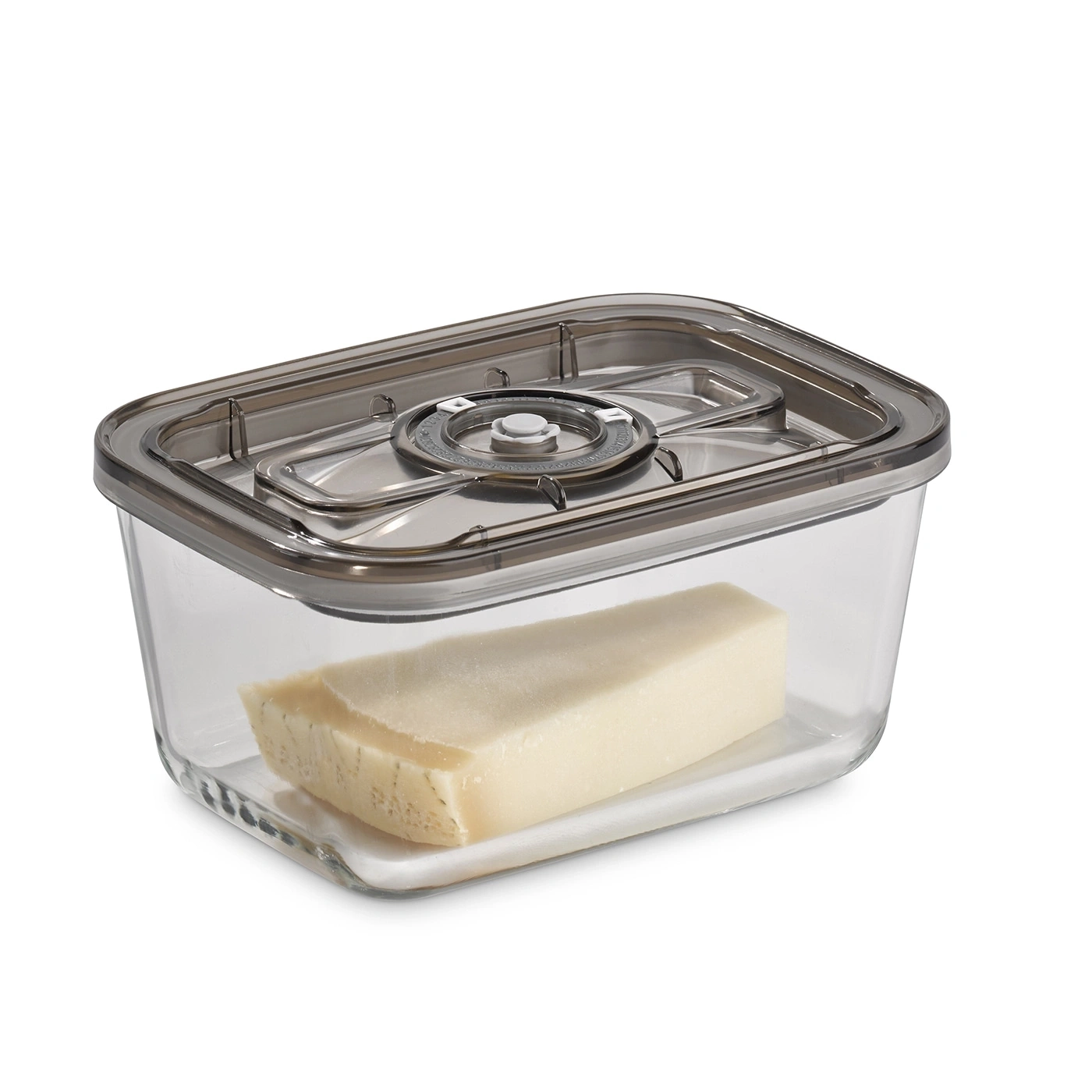Fromage dans un récipient transparent avec un couvercle, isolé sur fond blanc.