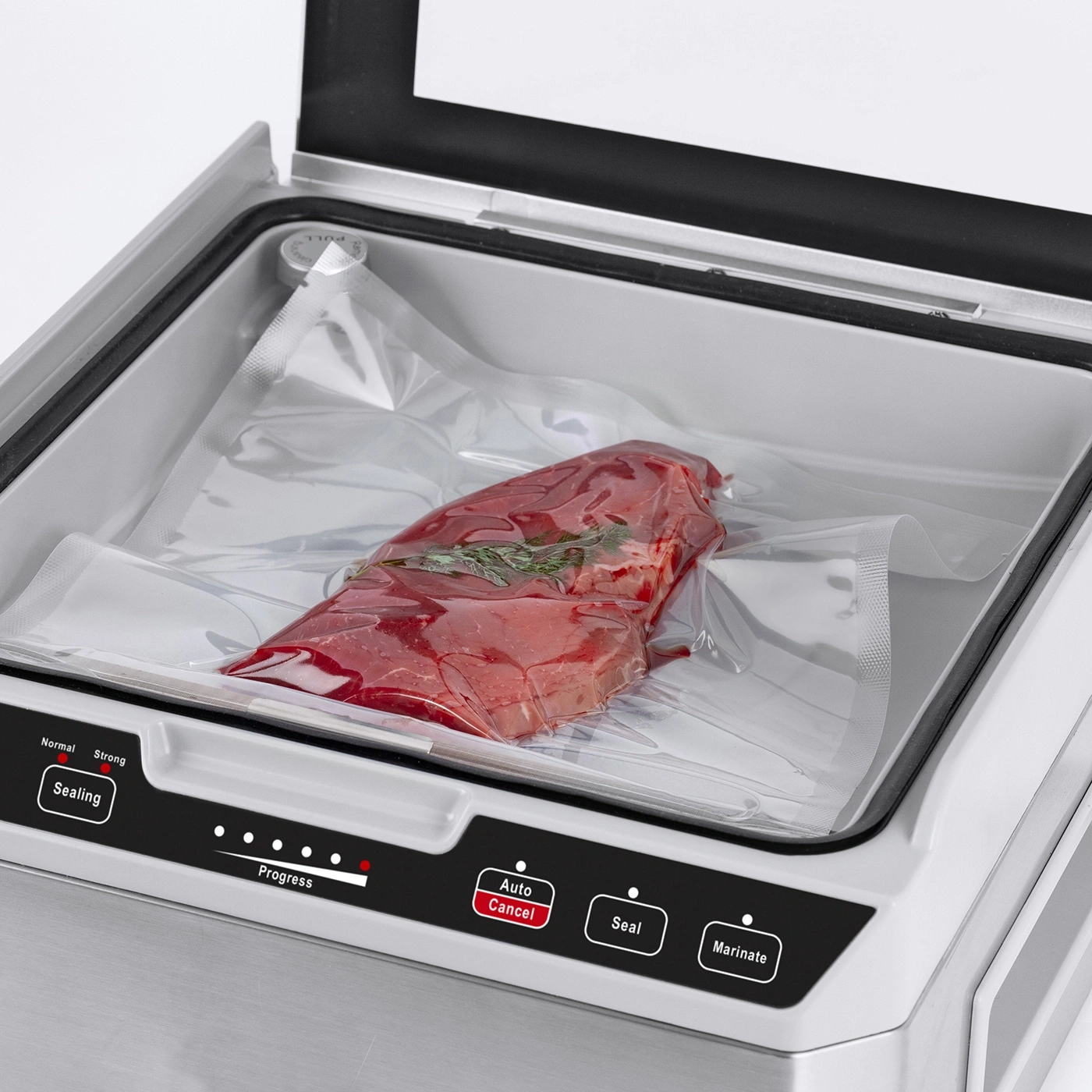 Ein Vakuumiergerät mit rohem Fleisch in einem Beutel.