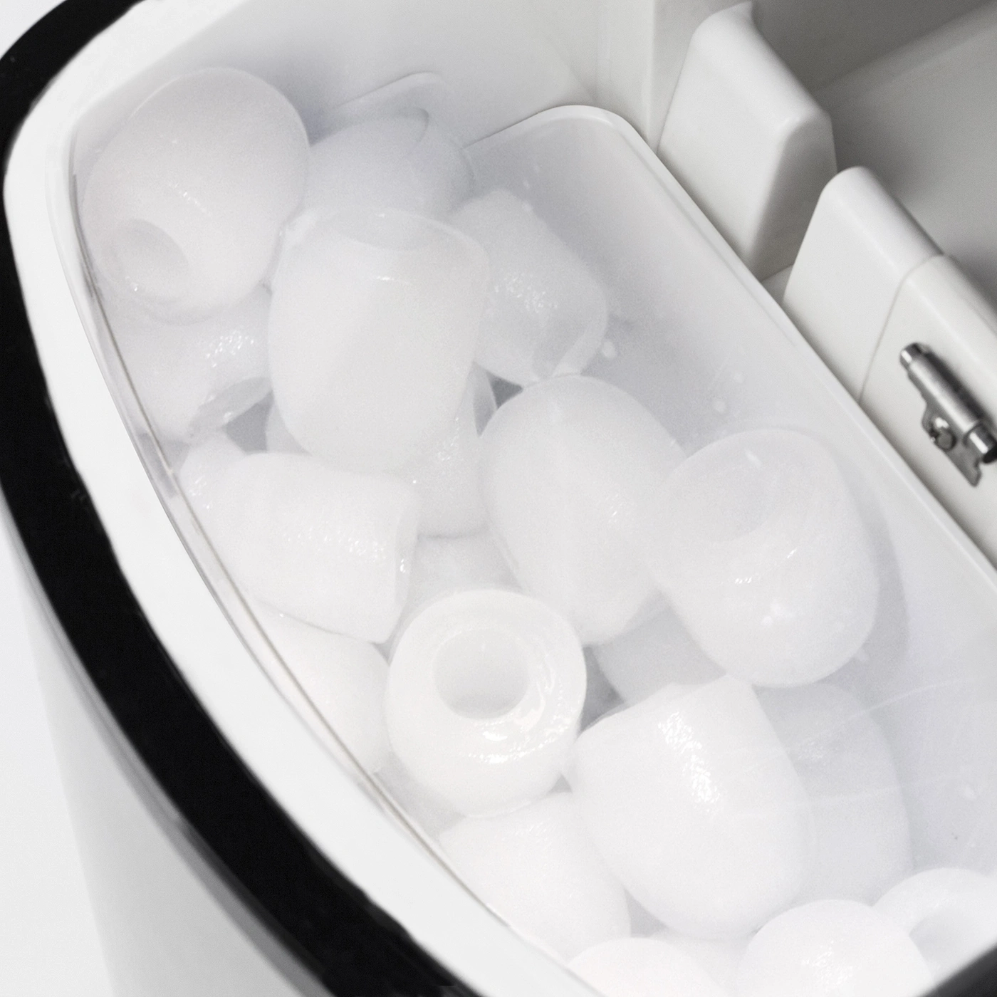 Eiswürfel in einem Eiswürfelbereiter, Nahaufnahme, weiß, kalt