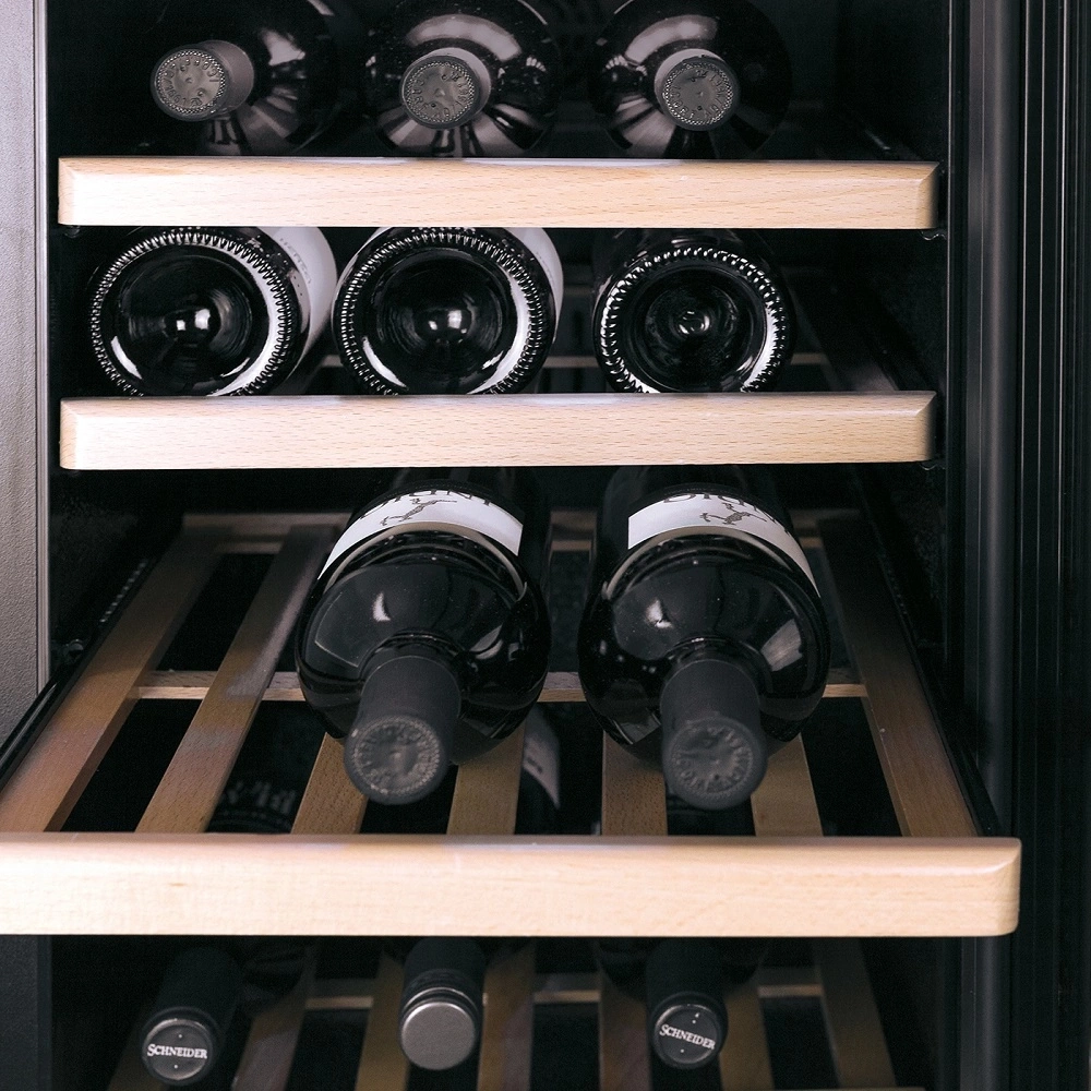 Ein Weinregal mit mehreren Flaschen Rotwein auf Holzböden.