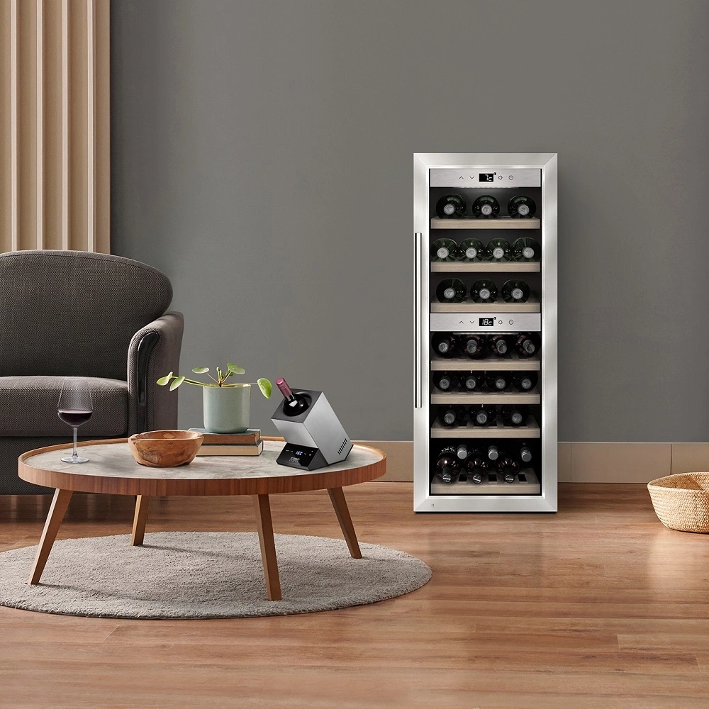 Ein moderner Raum mit einem Weinkühlschrank, einem Sofa und einem Couchtisch mit Wein.