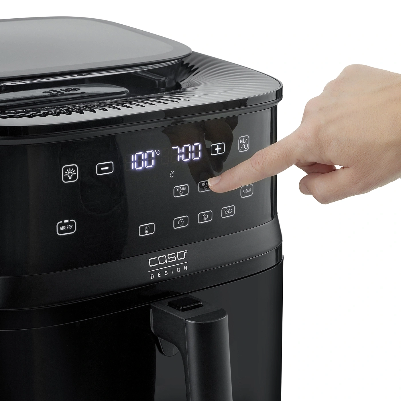 Schwarze Fritteuse mit Touchscreen, Hand drückt Taste, Temperaturanzeige, Caso Design.