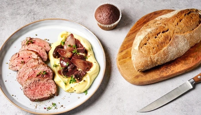Rinderfilet mit Kartoffelpüree, Zwiebeln und Brot