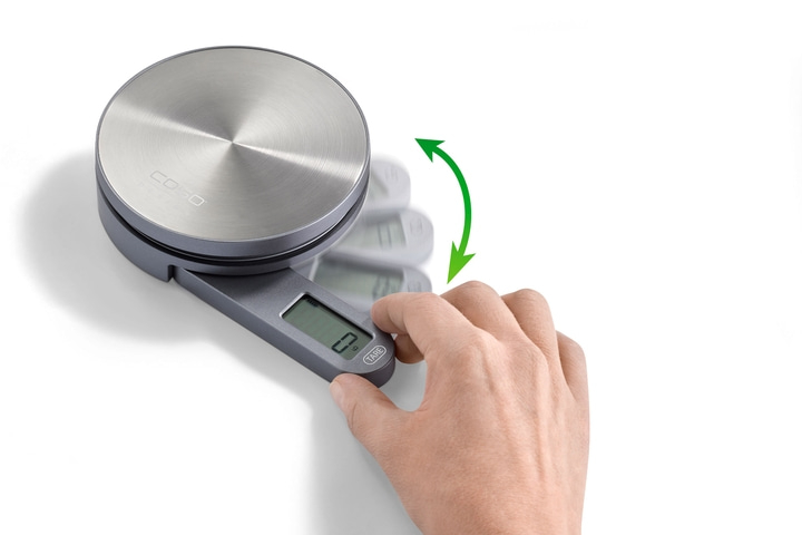 Digitale Küchenwaage mit Hand, die die Tara-Funktion aktiviert, um das Gewicht zu nullen.
