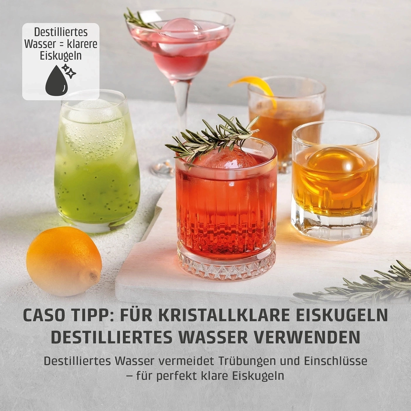 Cocktails mit Kristallklar Eiswürfeln und Zitrone
