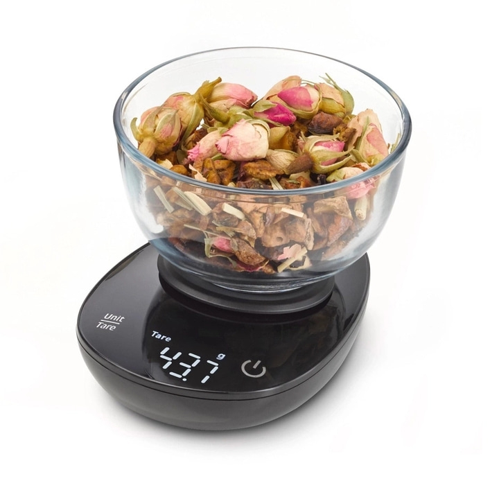 Waage mit Schüssel voller Kräuter, zeigt 437g an