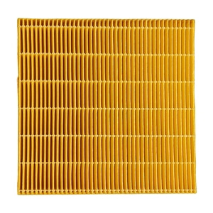 Un filtre à air jaune avec de nombreuses ailettes, sur fond blanc.
