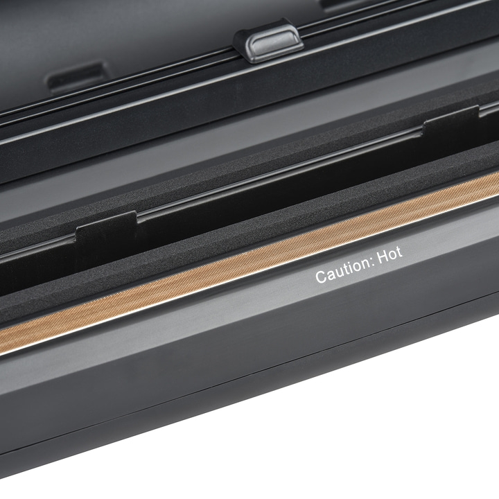 Nahaufnahme eines schwarzen Geräts mit der Aufschrift 'Vorsicht: Heiß'.