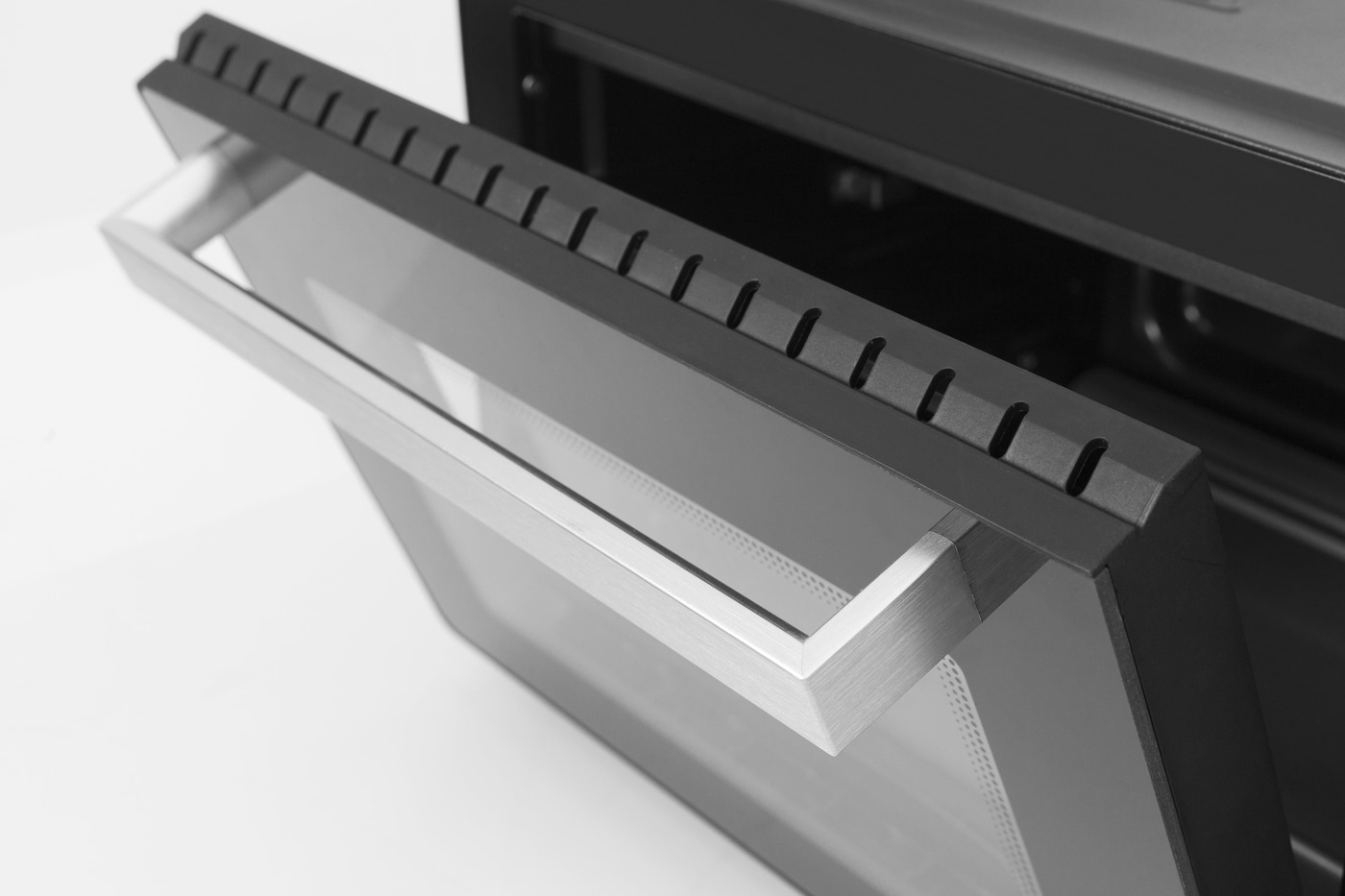 Ofentür mit Griff, Detailaufnahme, schwarz und silber, geöffnet, Nahaufnahme, Küche