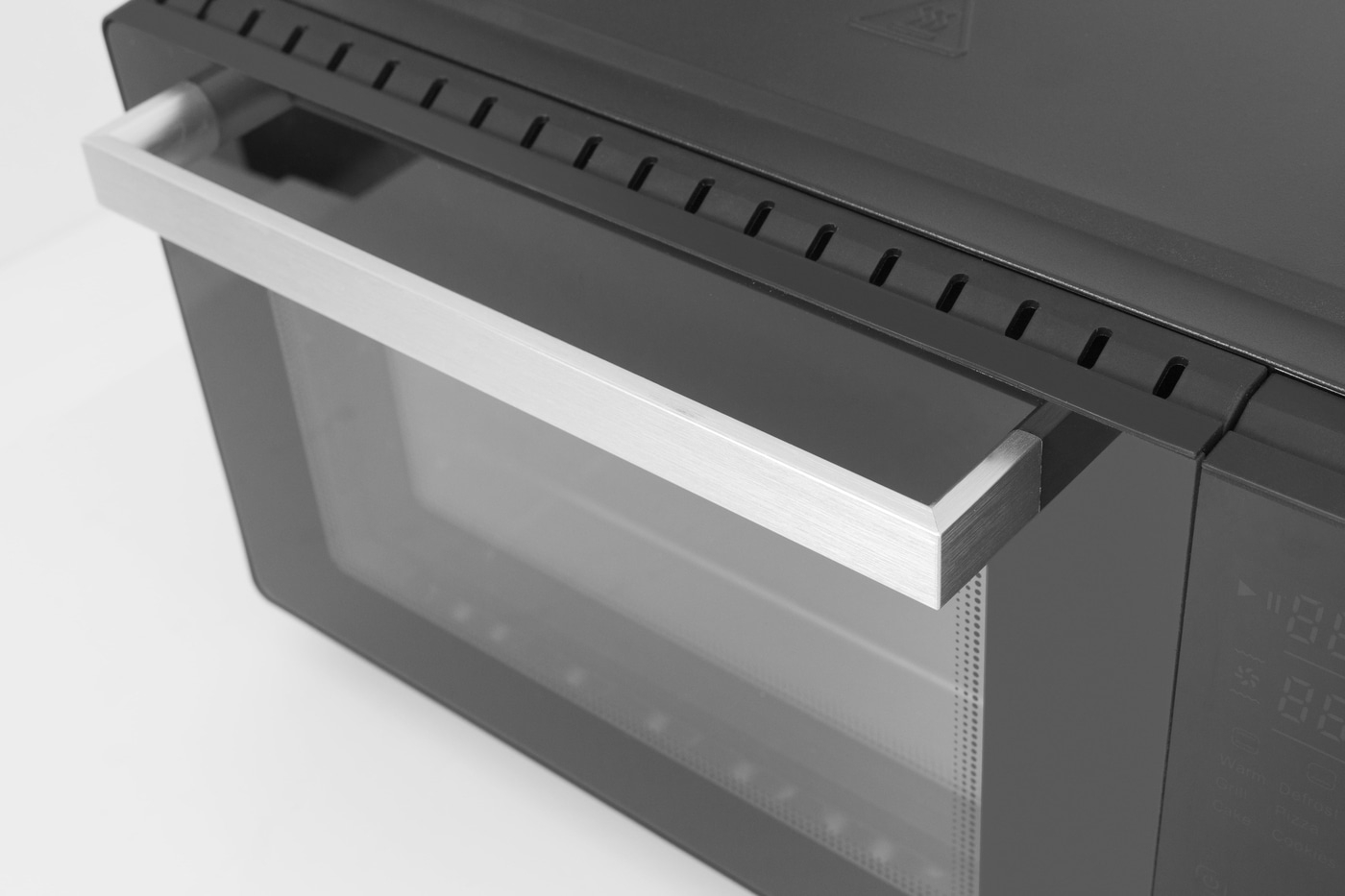 Mikrowelle mit Griff und Bedienfeld, Nahaufnahme, schwarz und silber, modernes Design