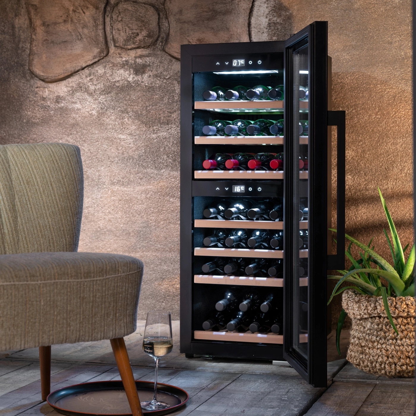 Weinkühlschrank mit Wein, Stuhl, Glas, Pflanze, Holzfußboden, Steinwand, Ambiente.