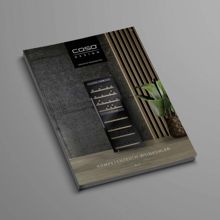 Caso Design Broschüre mit Weinkühler, Pflanze und Holzdekor