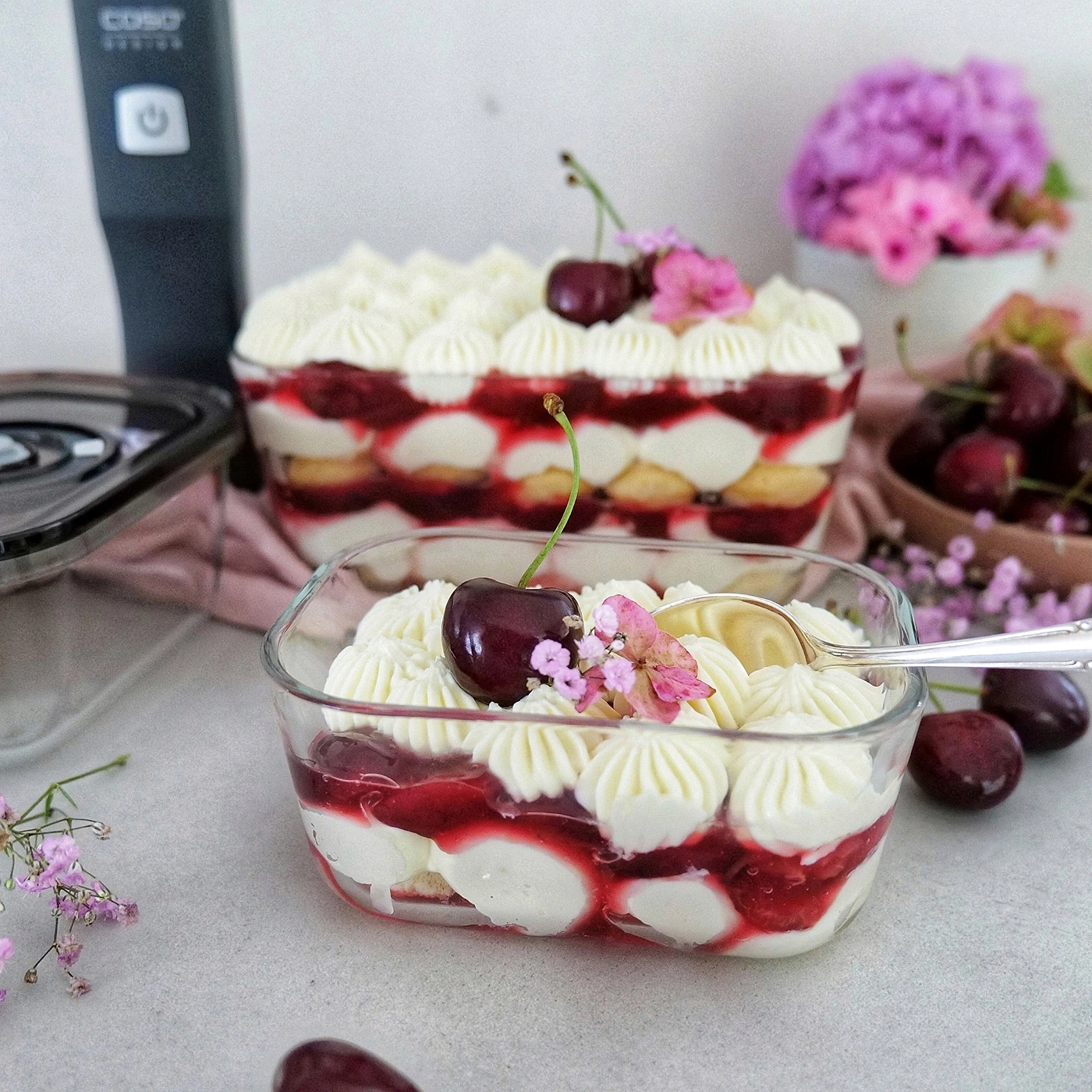 Kirsch-Dessert mit Sahne und Kirschen in Gläsern