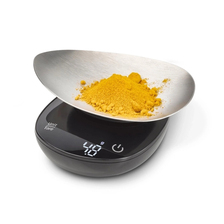 Waage mit gelbem Pulver in einer Schale, die 48 Gramm anzeigt.