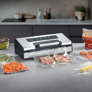 Ein Vakuumiergerät versiegelt Fleisch, Fisch, Gemüse und Käse in Plastiktüten.