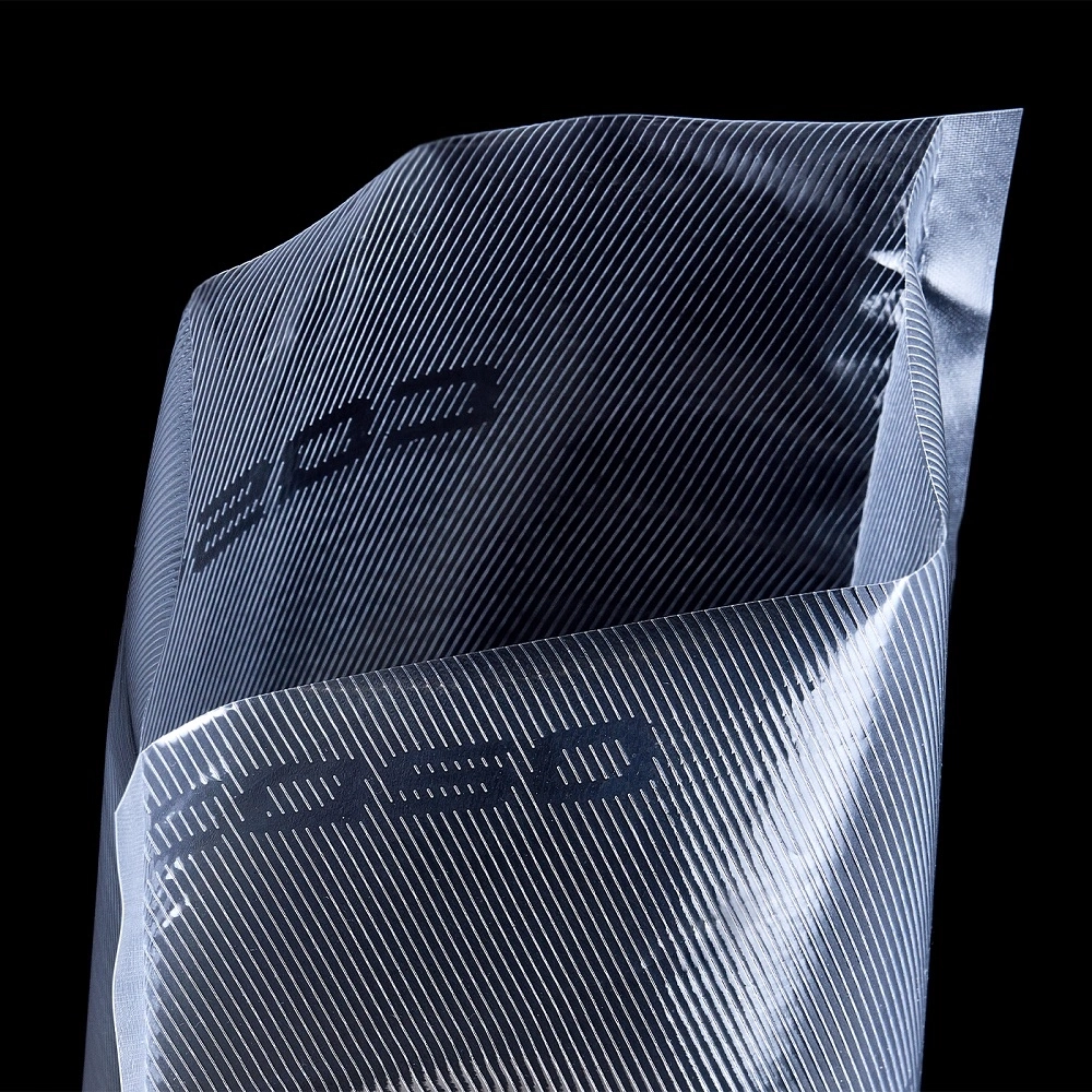 Eine Nahaufnahme einer gefalteten, gestreiften Verpackung mit dem Logo 'ROBO'.