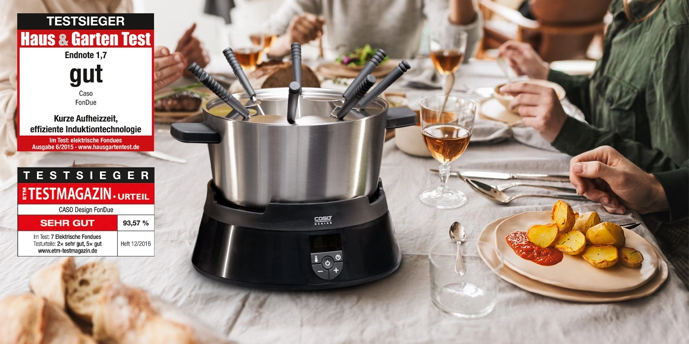 Ein festlich gedeckter Tisch mit einem Fondue-Set und Beilagen.