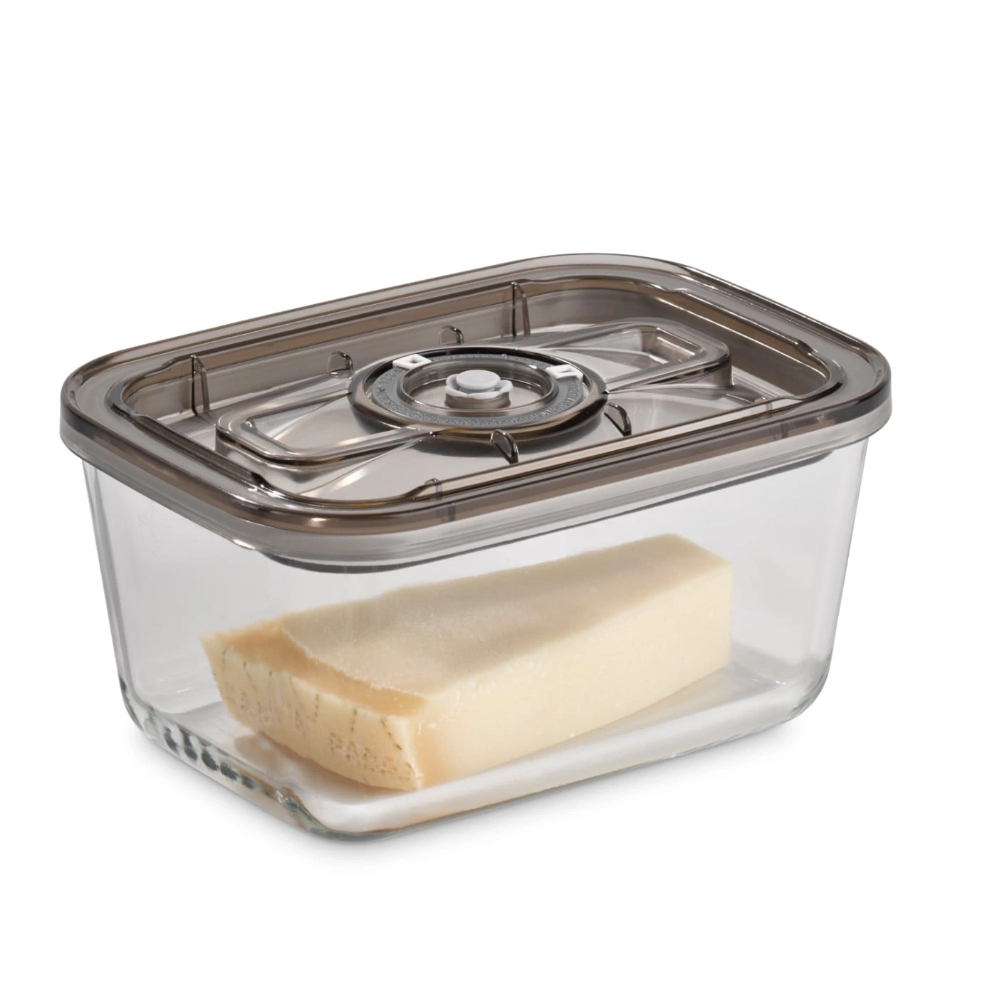 Käse in einem transparenten Behälter mit Deckel, isoliert auf weißem Hintergrund.