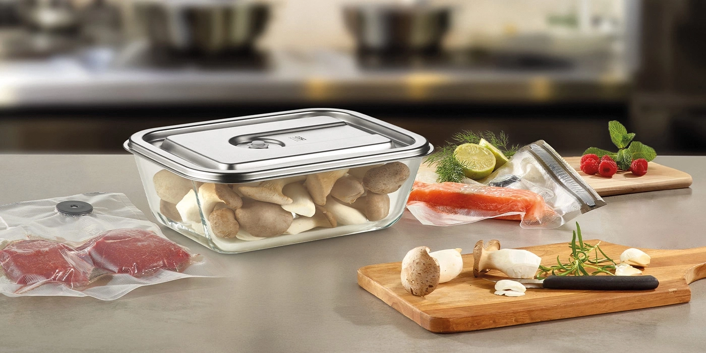 Frische Zutaten wie Lachs, Rindfleisch und Pilze für die Vakuumkonservierung.