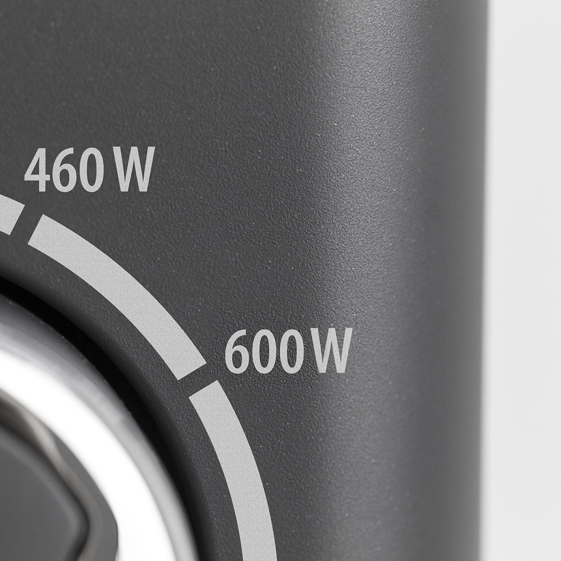 Nahaufnahme eines Drehreglers mit den Einstellungen 460 W und 600 W.