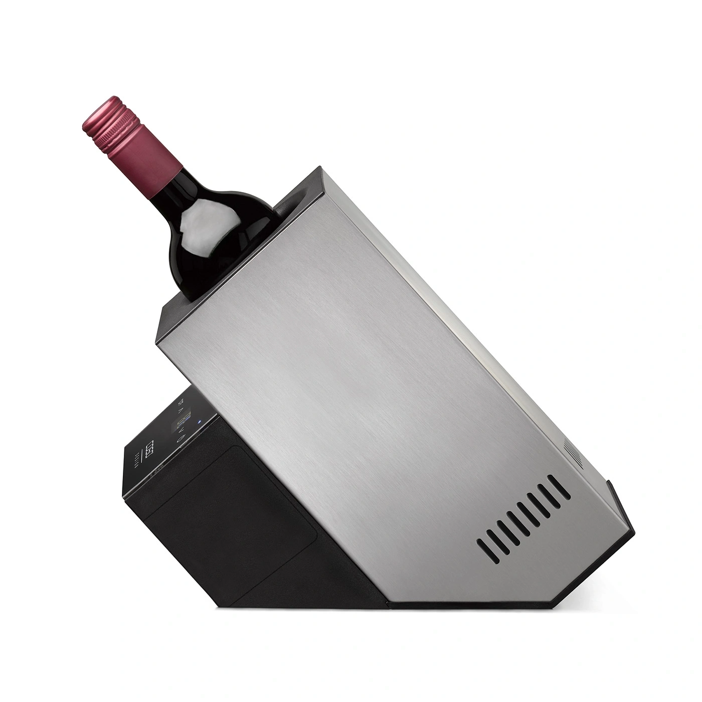 Ein schräger Weinhalter aus Metall mit einer Weinflasche