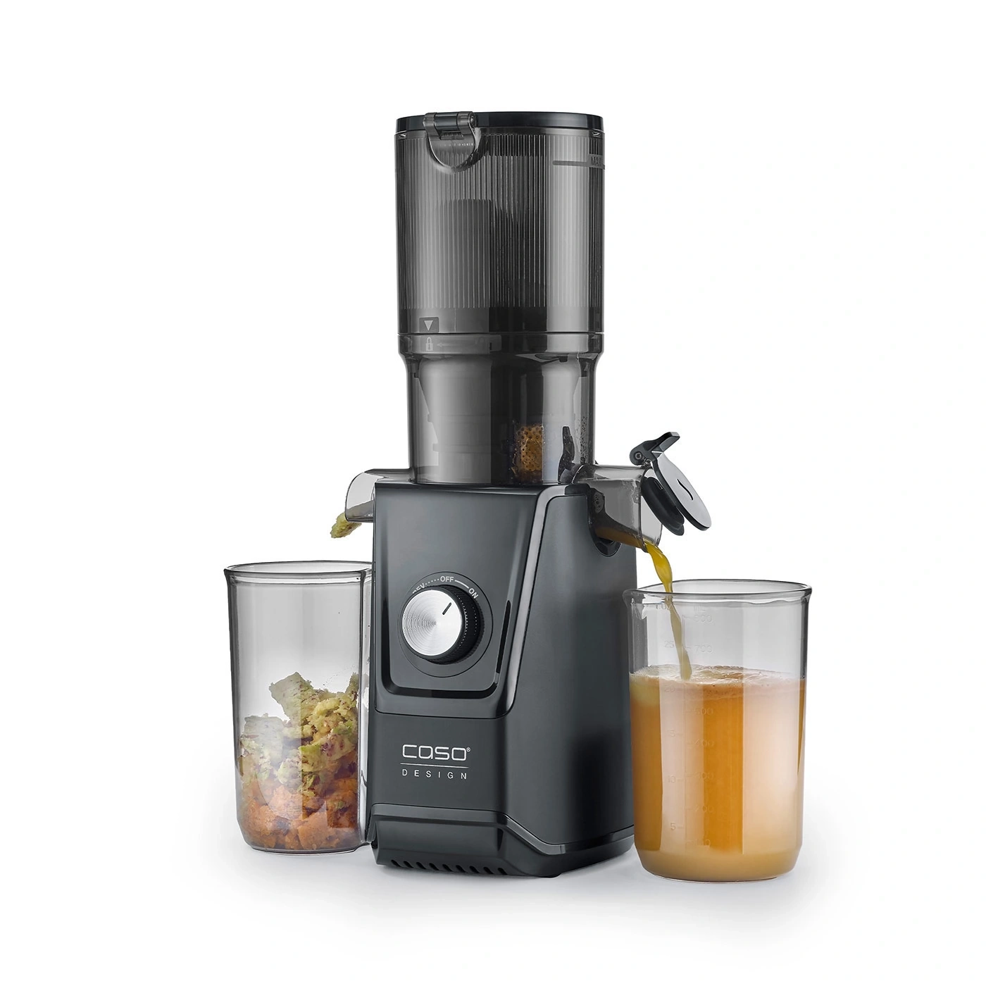 Extracteur de jus gris foncé avec deux verres, un avec du jus, un avec des déchets.