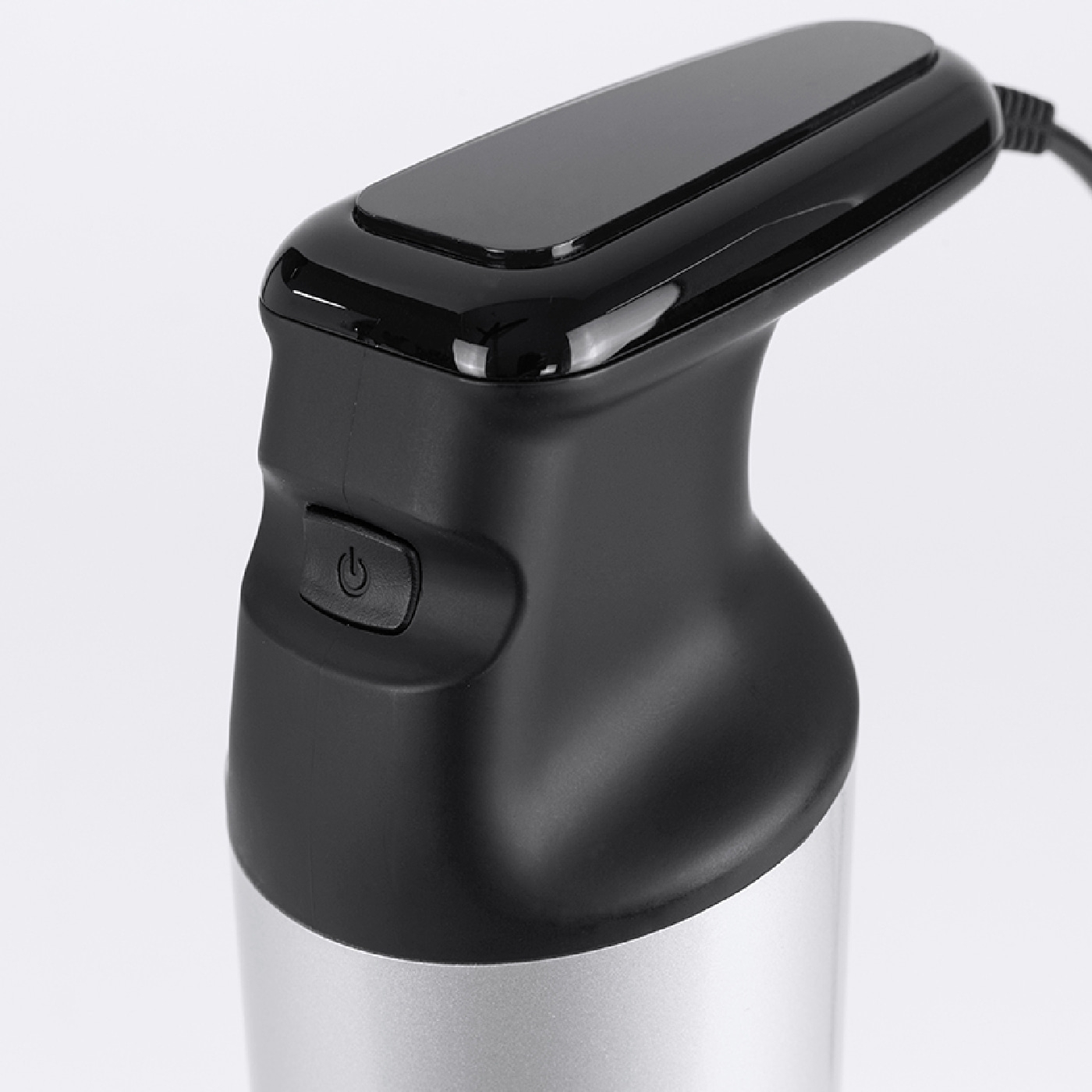 Schwarzer Stabmixer mit Ein-/Aus-Taste und silbernem Schaft, Nahaufnahme