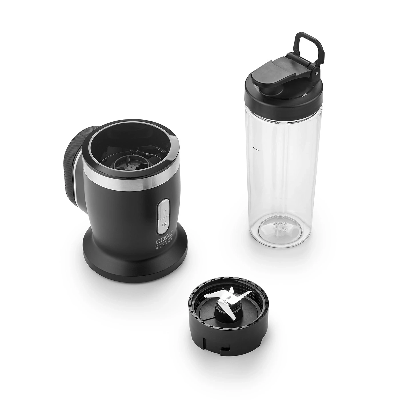 Schwarzer Mixer mit Zubehör auf weißem Hintergrund. Caso Design.