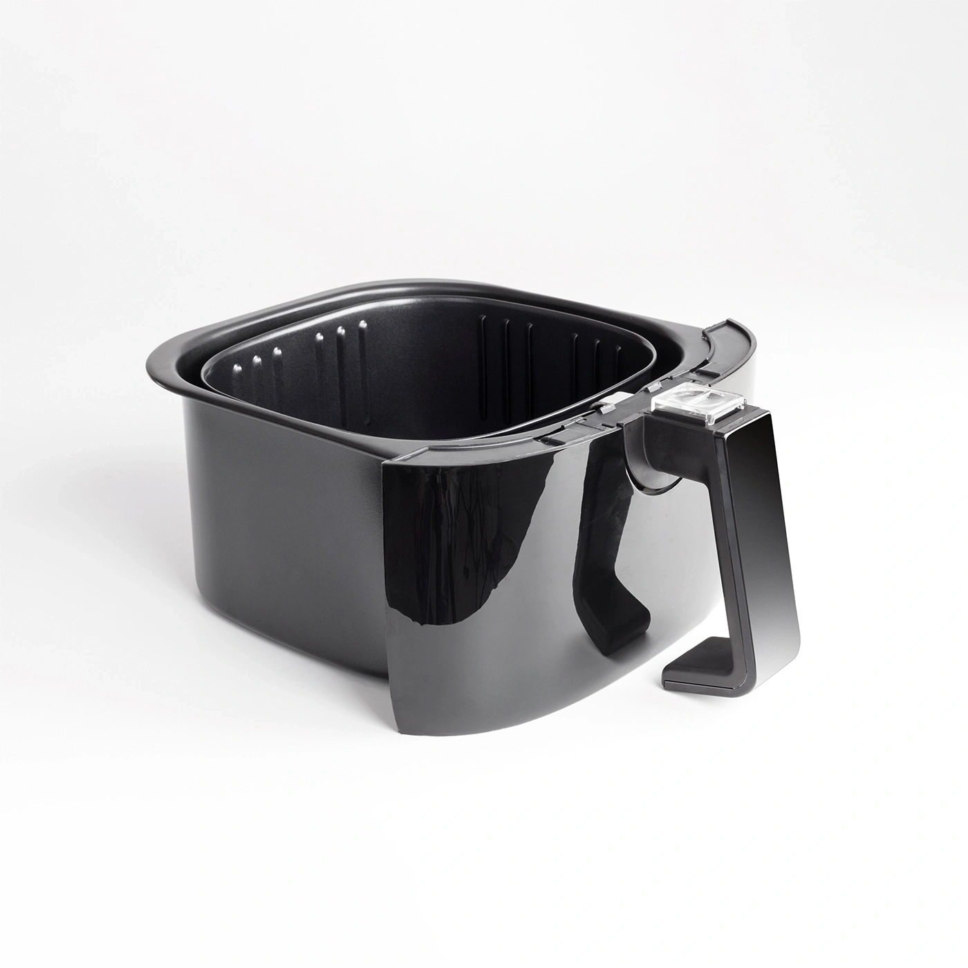 Ein schwarzer Airfryer-Korb mit Griff auf weißem Hintergrund.