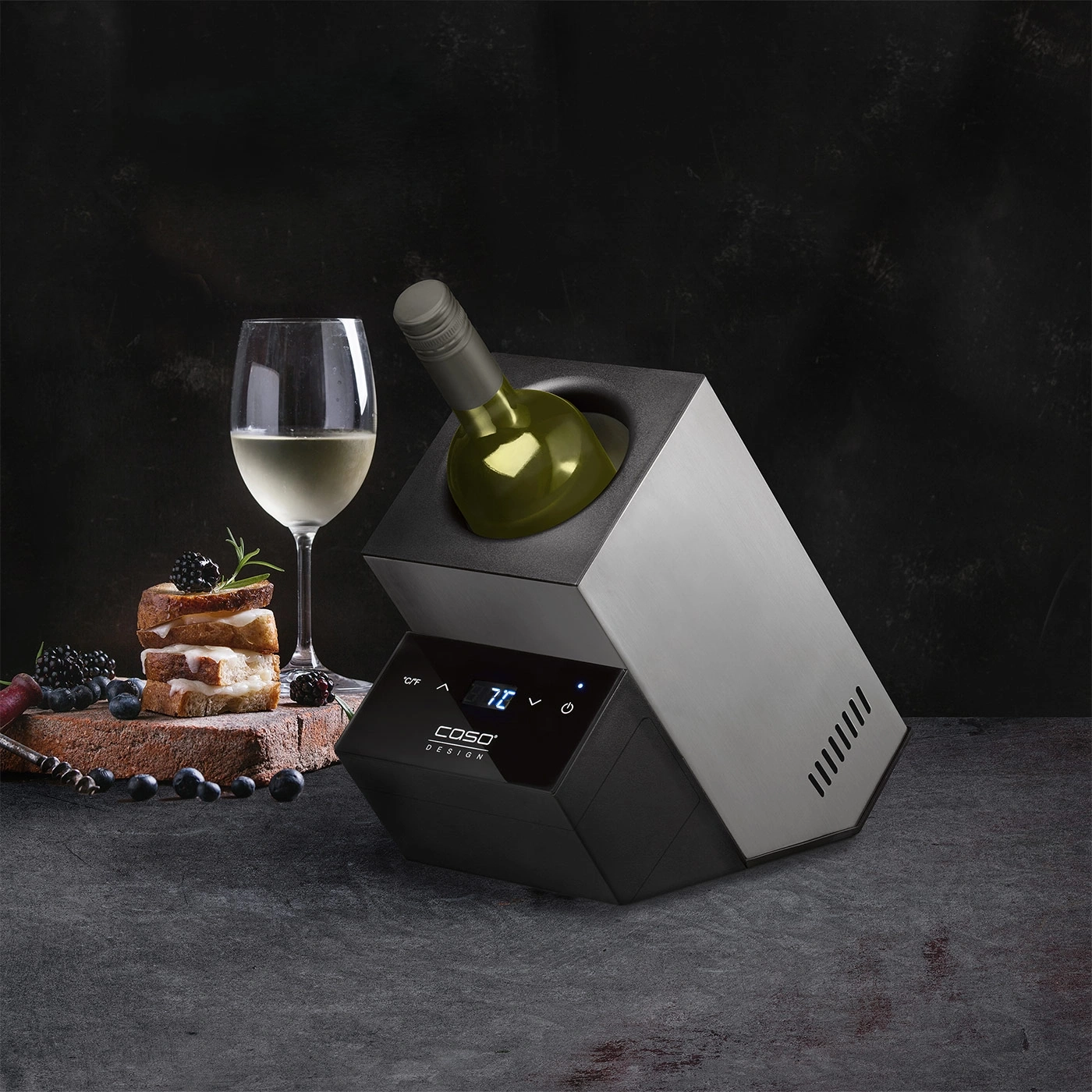 Weinkühler mit Wein, Glas, Essen, Beeren, dunkler Hintergrund, Design