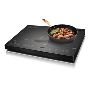 Plaque à induction avec poêle de boulettes de viande, prête à cuisiner