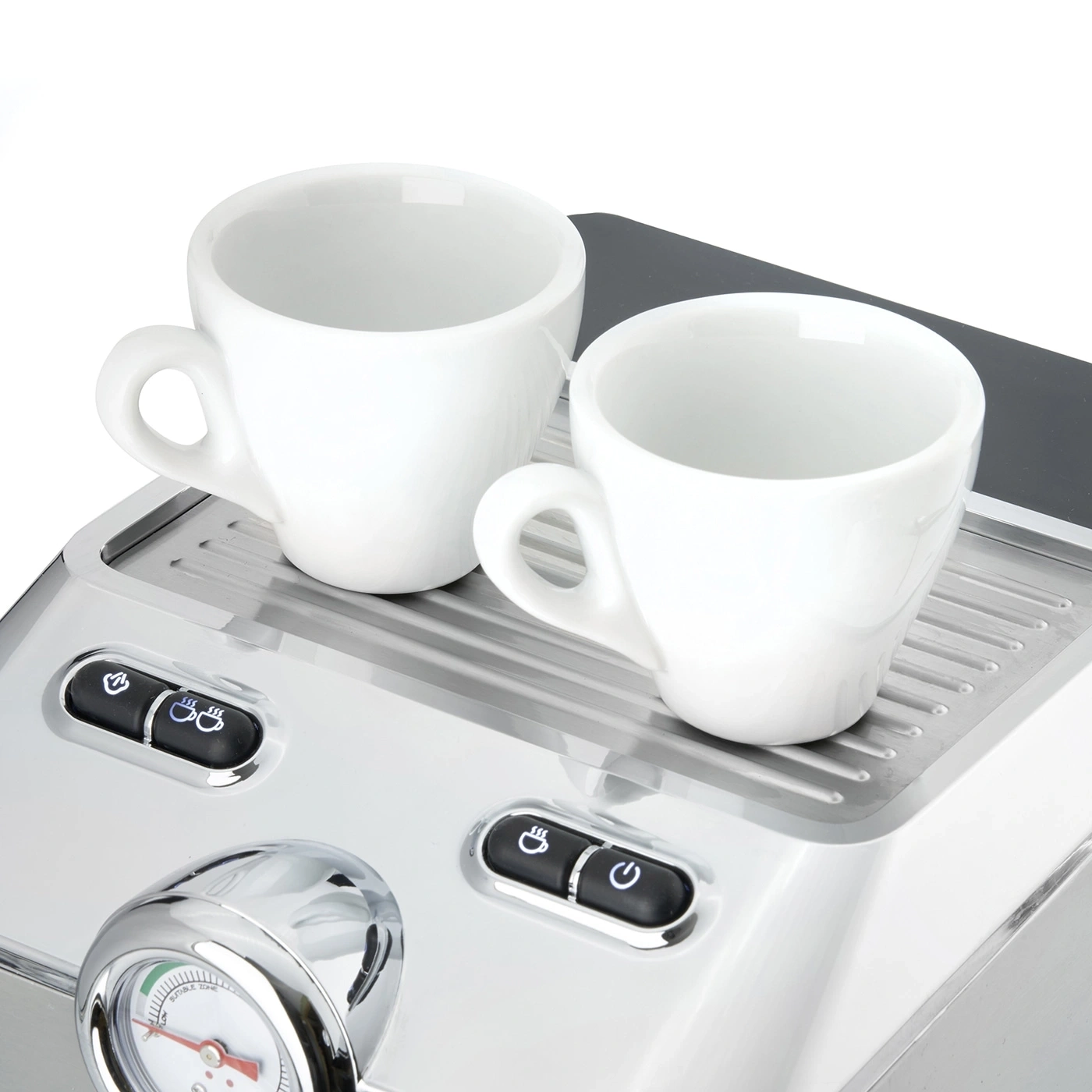 Zwei weiße Tassen auf einer Espressomaschine mit Knöpfen und Manometer.