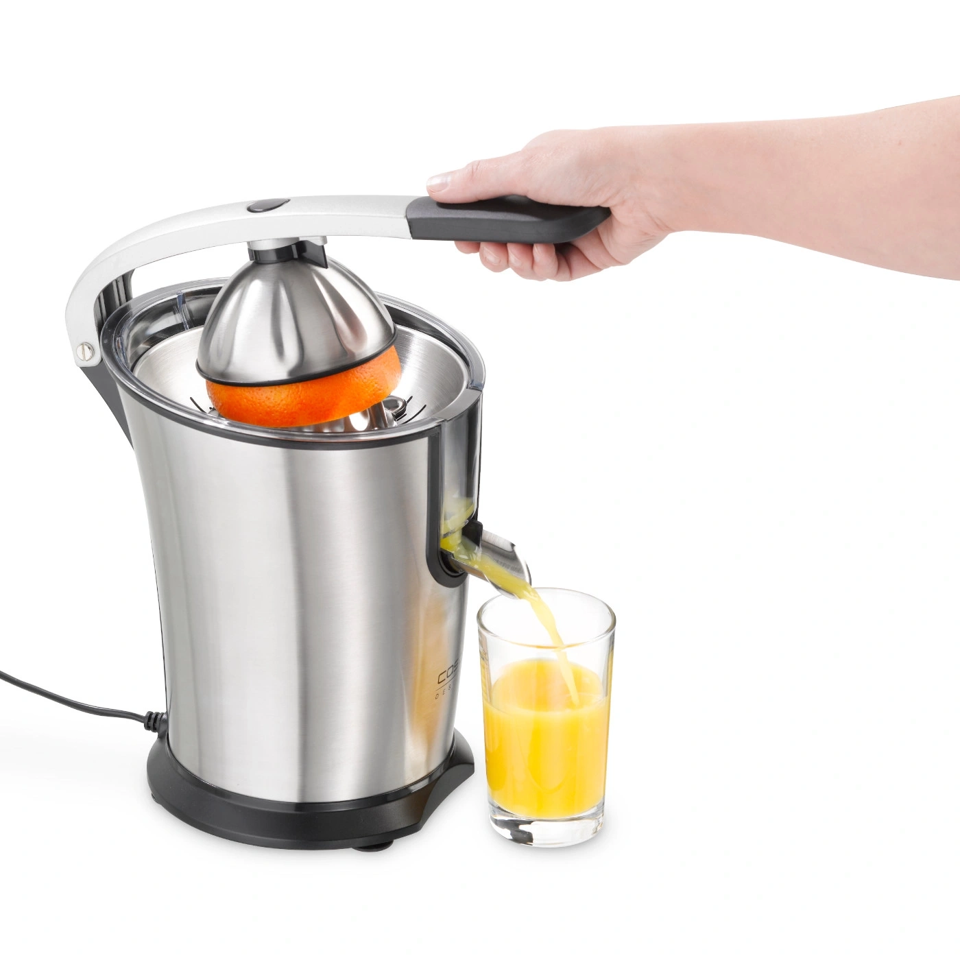 Elektrische Saftpresse mit Orange und Glas, Saft wird gepresst.