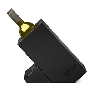 Refroidisseur de vin noir avec une bouteille de vin sortant en biais.