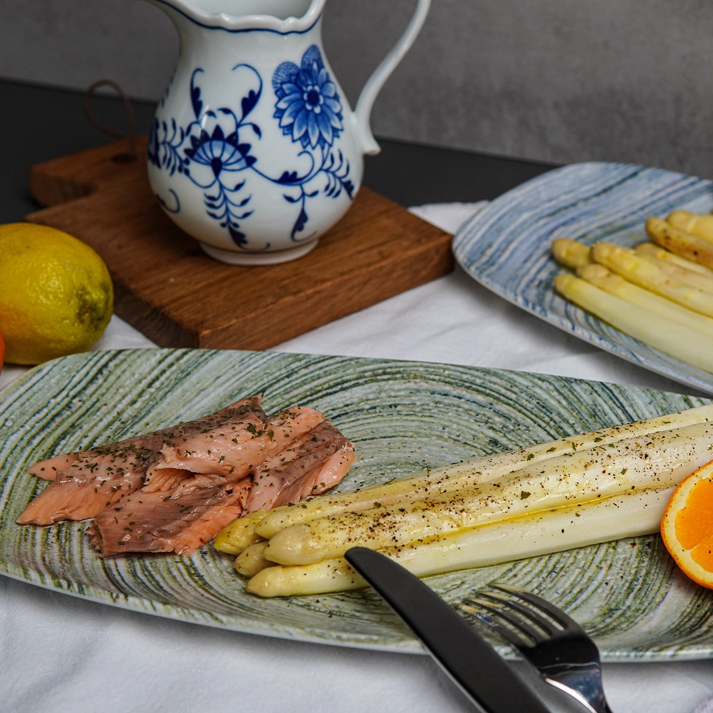 Gedünsteter Lachs mit Spargel und Orange auf einem Teller